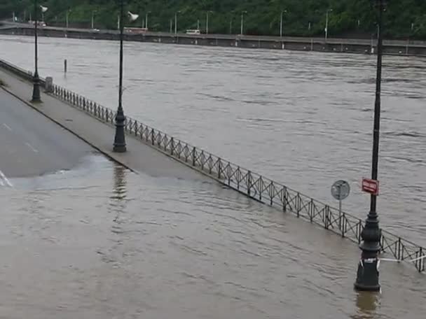 Grandes lluvias causaron inundaciones en Praga - República Checa
 - Metraje, vídeo