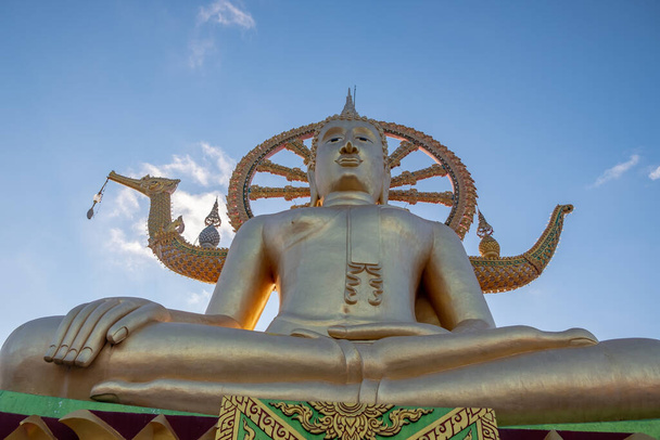 Óriási és arany Nagy Buddha szobor Wat Phra Yai templom Koh Samui sziget Thaiföldön. Nagy buddha szobor és kék ég - Fotó, kép