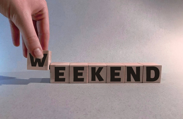 Hétvége fából készült kockákon világoskék háttérrel A "Hey weekend" fogalma . - Fotó, kép