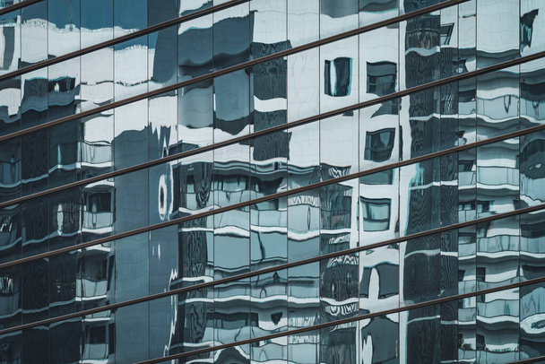 Städtisches Wohnhaus spiegelt sich in blauer Glasfassade - Foto, Bild