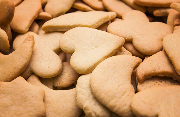 Sabrosas galletas caseras de diferentes formas - corazón, luna, estrella, flor, rombo - horneadas para Navidad
 - Foto, imagen