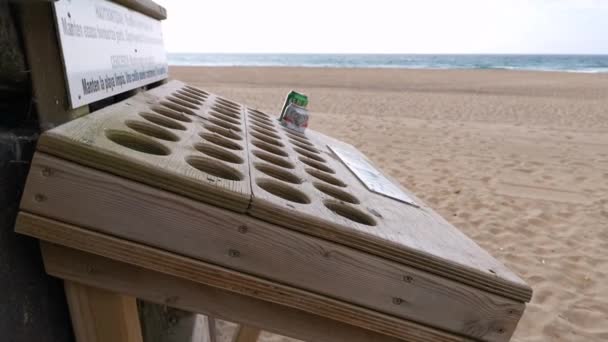 Cendriers pour déposer des cigarettes sur la plage et ne pas polluer l'environnement
 - Séquence, vidéo