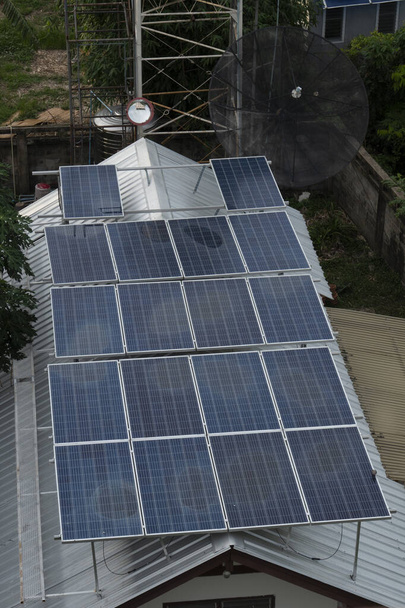 Domowe panele słoneczne na dachu - Zdjęcie, obraz
