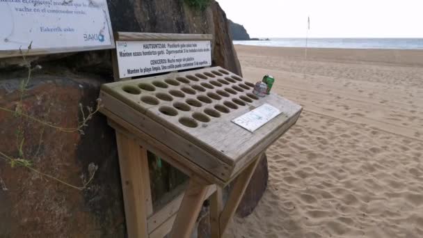 Σταχτοδοχεία για την εναπόθεση τσιγάρων στην παραλία και να μην ρυπαίνουν το περιβάλλον - Πλάνα, βίντεο