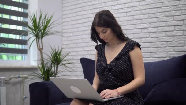 Aantrekkelijke vrouw typen op laptop, thuiswerken op afstand, vrouwelijke freelance - Video