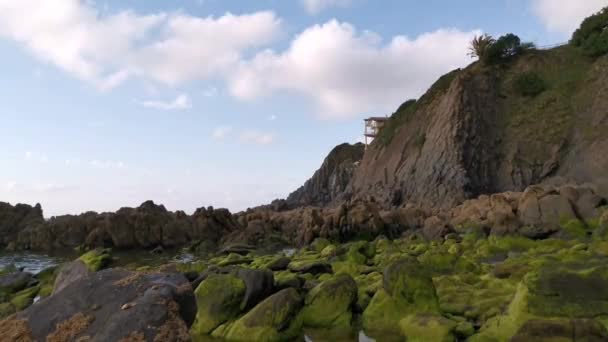Biscay 'daki Bakio sahilinin kayalıklarında hareket eden bulutların hızlanması - Video, Çekim