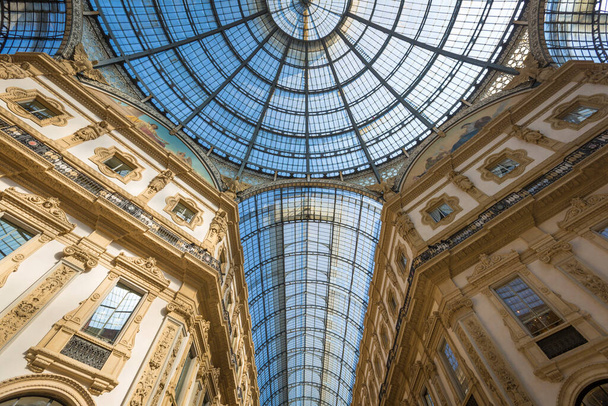 ιδιαίτερη αρχιτεκτονική του εμπορικού κέντρου στην πόλη του Μιλάνο, Ιταλία - Φωτογραφία, εικόνα