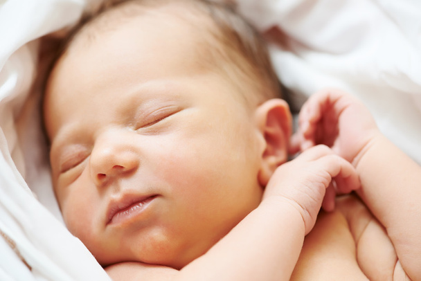 Newborn baby in bedsheet - Foto, afbeelding