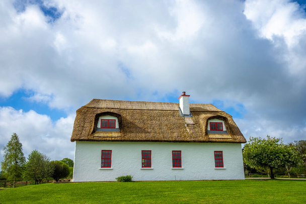 bonitas casas con techo de juncos comunes cerca de Kinvara, Co Galway, Irlanda
 - Foto, Imagen
