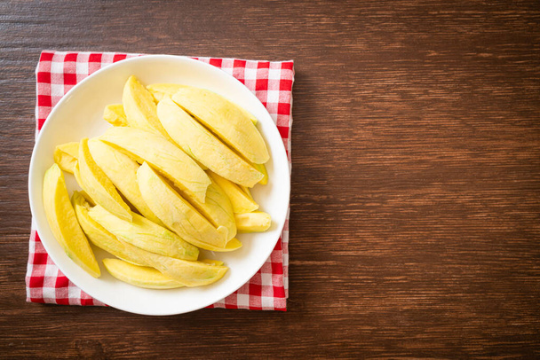 fresh green and golden mango sliced on plate - Foto, imagen