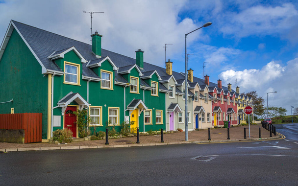 coloridas casas de terraza, Irlanda
 - Foto, Imagen