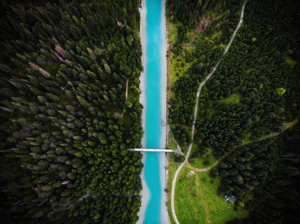 Yeşil ormanlarla çevrili mavi kanalın hava manzarası Plansee Tyrol Avusturya - Fotoğraf, Görsel