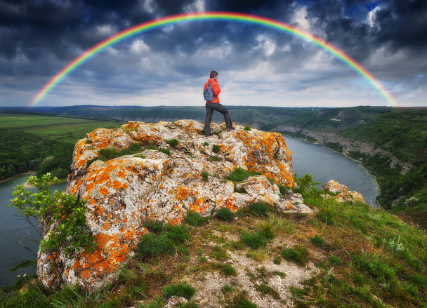 虹を見る女。レインボー・オーバーリバーキャニオン - 写真・画像