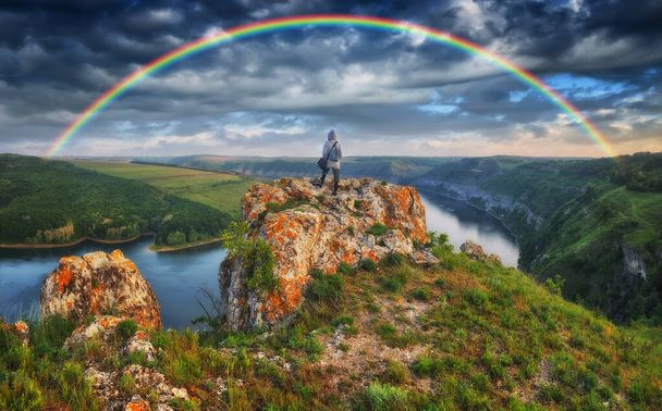 虹を見る女。レインボー・オーバーリバーキャニオン - 写真・画像
