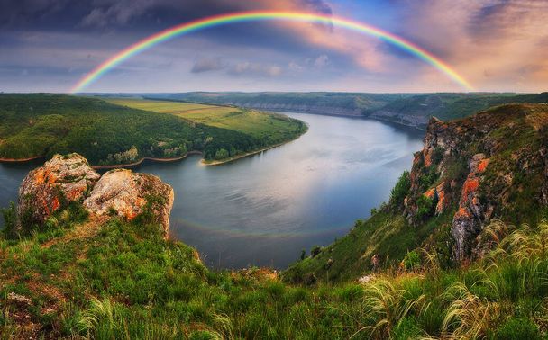 bunter Regenbogen über der Schlucht des Flusses - Foto, Bild