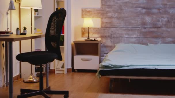 Przytulne mieszkanie z pustą sypialnią - Materiał filmowy, wideo