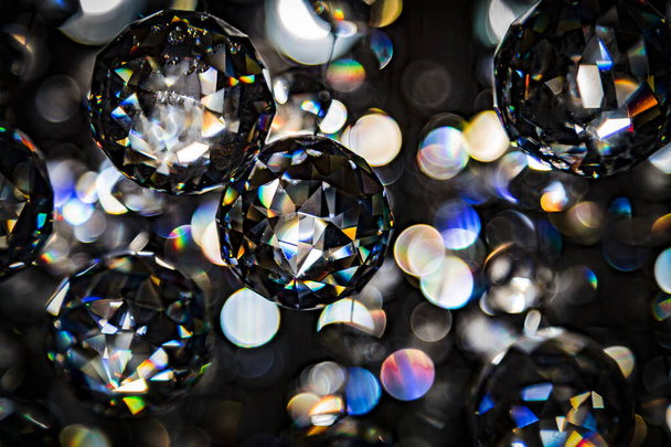 Анотація кристалічної люстри підвіска або кришталеві фігурні кульки на фоні чорного
 - Фото, зображення