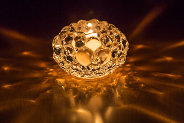 światło świecy na stole ze świecy w okrągłej szklance - Zdjęcie, obraz