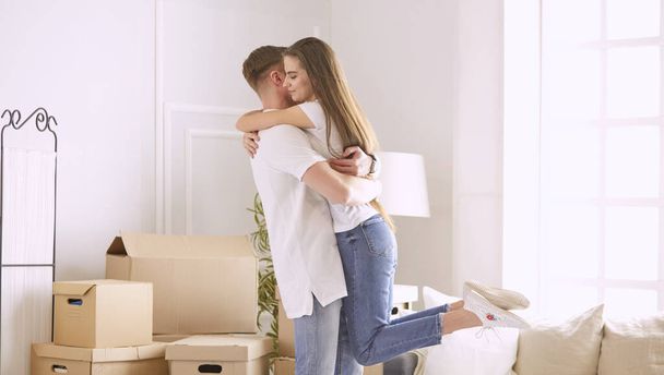 Schönes Paar tanzt in neuer leerer Wohnung - Foto, Bild