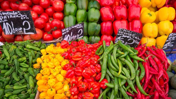 διάφορα λαχανικά και μπαχαρικά στο Naschmarkt στη Βιέννη, Αυστρία - Φωτογραφία, εικόνα