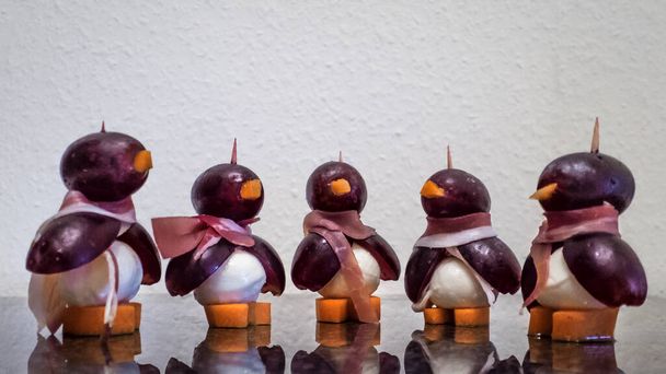 Creativ ruoka - vihannesten ja hedelmien muodossa pingviini - Valokuva, kuva