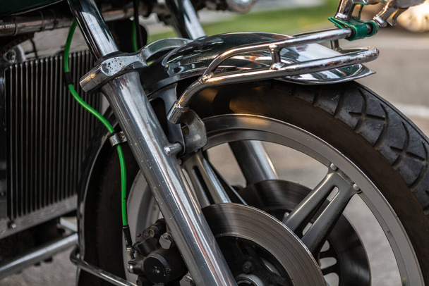 Фрагмент колеса винтажного мотоцикла
 - Фото, изображение