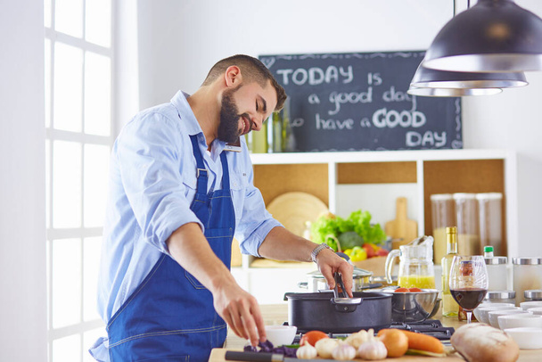 cozinhar, profissão e conceito de pessoas - cozinheiro chef masculino com smartphone na cozinha do restaurante
 - Foto, Imagem