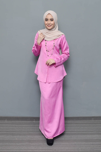 Hijab fashion.Cute chica musulmana con Hijab y ropa tradicional.Fashion para la celebración de eid
. - Foto, Imagen