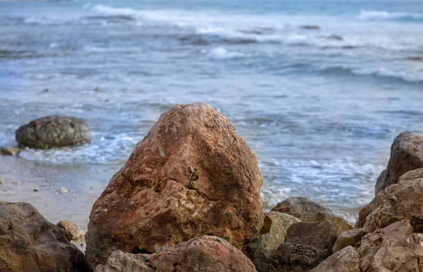 Skały i kamienie o brązowym kolorze nad morzem - Zdjęcie, obraz
