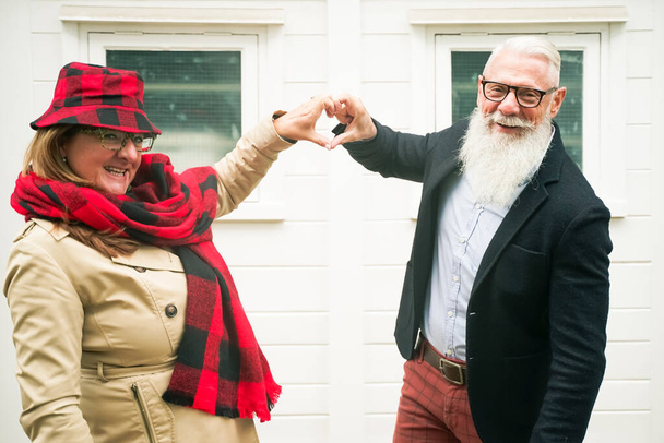 Hipster nyugdíjas idős házaspár, akik szeretik a szép napokat. Vidám idős életmód koncepció feleséggel és férjjel szórakozás egy nyaralás - Kép - Fotó, kép