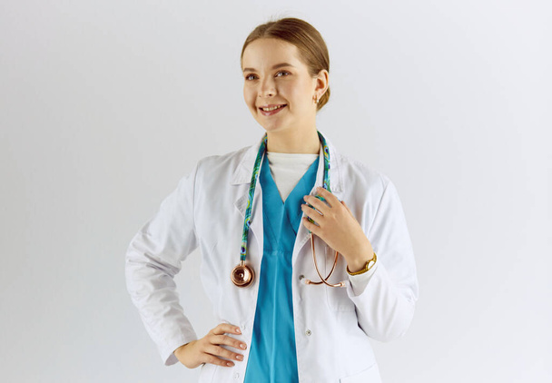 Mulher médica com estetoscópio em pé no escritório
 - Foto, Imagem