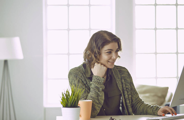 Młoda kobieta pracę z tabletem graficznym w biurze - Zdjęcie, obraz