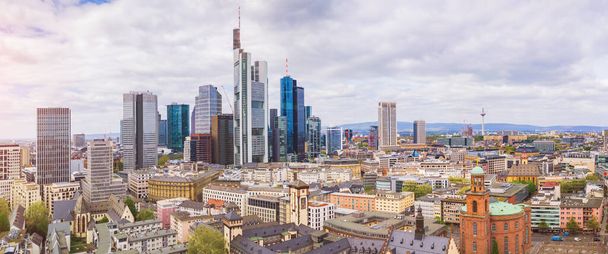 gyönyörű panoráma Frankfurt vagyok fő a napfényben - Fotó, kép