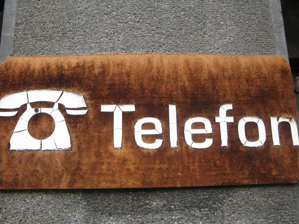 Vezetékes telefon szimbólum, fehér, barna háttér - Fotó, kép
