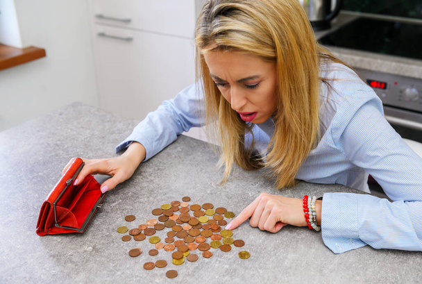 Wanhopige vrouw telt laatste munten - Foto, afbeelding