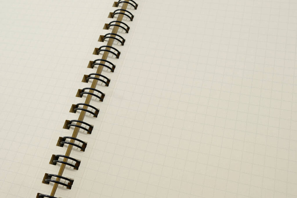 Primer plano del cuaderno de encuadernación de bobinas con página vacía en blanco
 - Foto, imagen