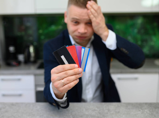 Hombre que tiene problemas de deuda con tarjeta de crédito
 - Foto, imagen