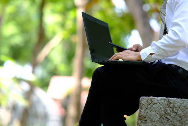 empresário usando smartphone e lendo um jornal de negócios - Foto, Imagem