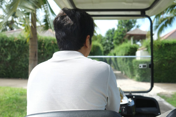 Personeel van het resort rijdt golf auto neemt gasten mee naar hun kamer - Foto, afbeelding