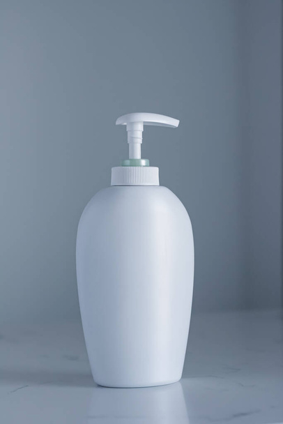 Пустая этикетка косметическая бутылка контейнера в качестве макета продукта на сером фоне
 - Фото, изображение