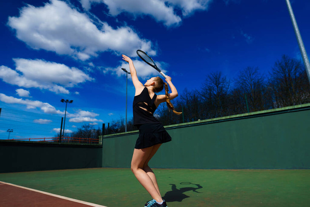 Boldog, gyönyörű, szexi lány teniszezik a pályán. Sport és szabadidő, szabadidő. - Fotó, kép