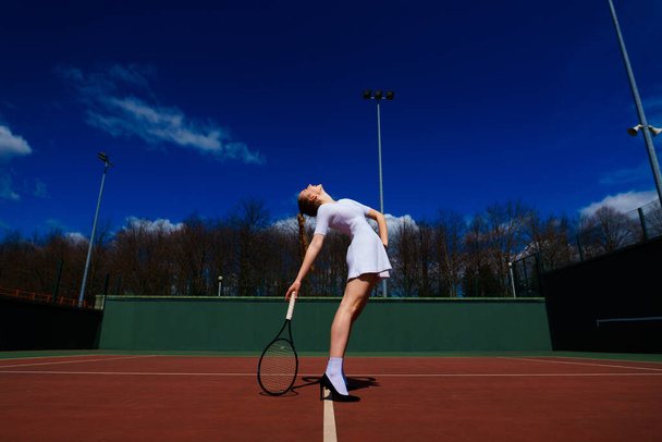 Menina sexy bonita feliz jogando tênis na quadra. Desporto e recreação, lazer. - Foto, Imagem