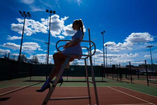 Joyeux belle fille sexy jouant au tennis sur le court. Sport et loisirs, loisirs. - Photo, image