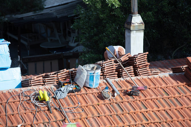 Construction Worker Tile Roofing Repair sunny day - Foto, afbeelding