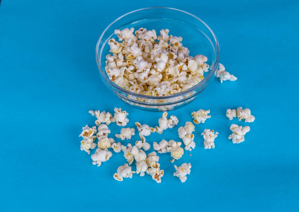 popcorny na modrém pozadí barev - Fotografie, Obrázek
