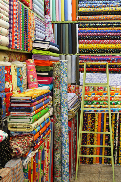 Барвисті тканини з різними візерунками в магазині
 - Фото, зображення