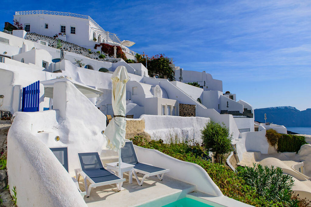 Hagyományos fehér épületek az Égei-tengerre néző Oia, Santorini sziget, Görögország - Fotó, kép