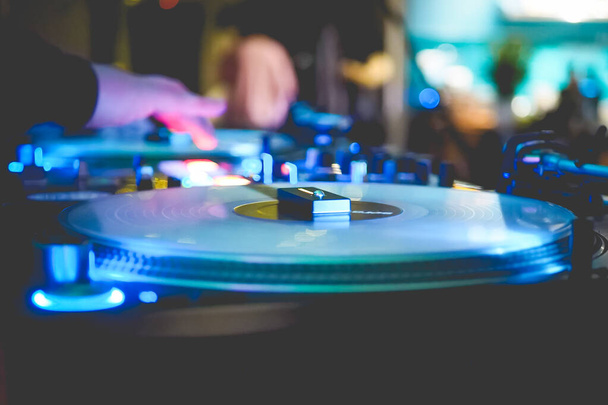 DJ jogadores de vinil na discoteca escura, festa no clube de dança, equipamento de DJ, desfocado
  - Foto, Imagem