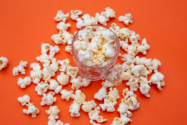 popcorn su sfondo di colore arancione
 - Foto, immagini