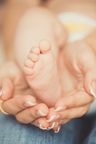 赤ちゃんの手と手と足のお母さん - 写真・画像